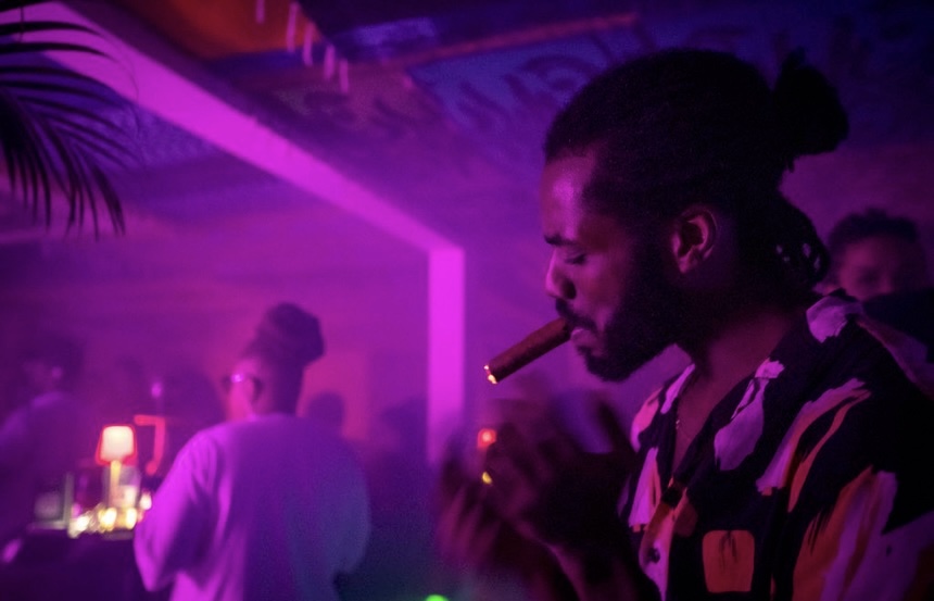 Cigare au lounge sous la lumière violette